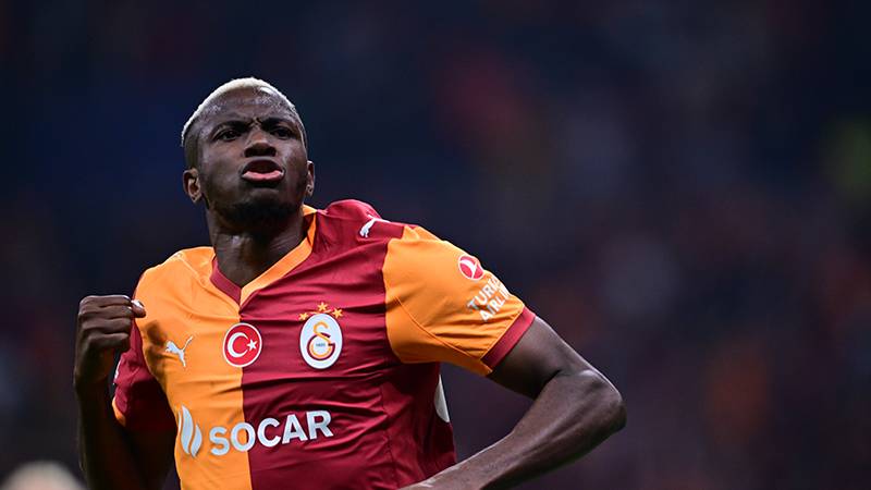 Galatasaray, Beşiktaş derbisi öncesi Victor Osimhen transferinde önemli adımlar attı. Galatasaray, Beşiktaş derbisi öncesi Victor Osimhen transferinde önemli adımlar attı.