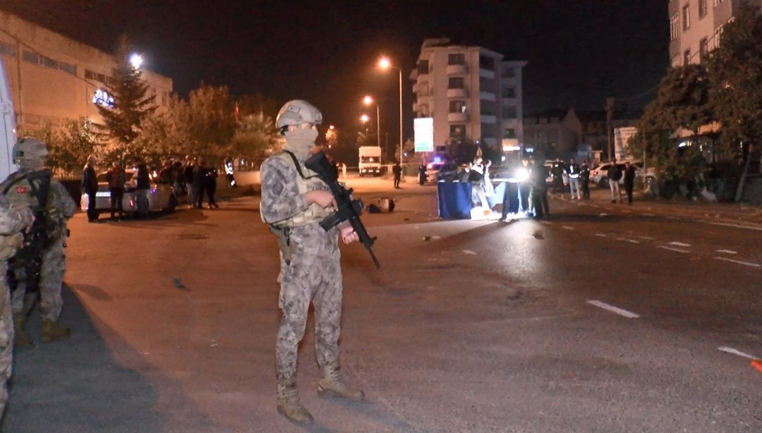 Arnavutköy'de silahlı saldırıda polis yelekli kişi hayatını kaybetti. Olayla ilgili soruşturma sürüyor. Arnavutköy'de silahlı saldırıda polis yelekli kişi hayatını kaybetti. Olayla ilgili soruşturma sürüyor.