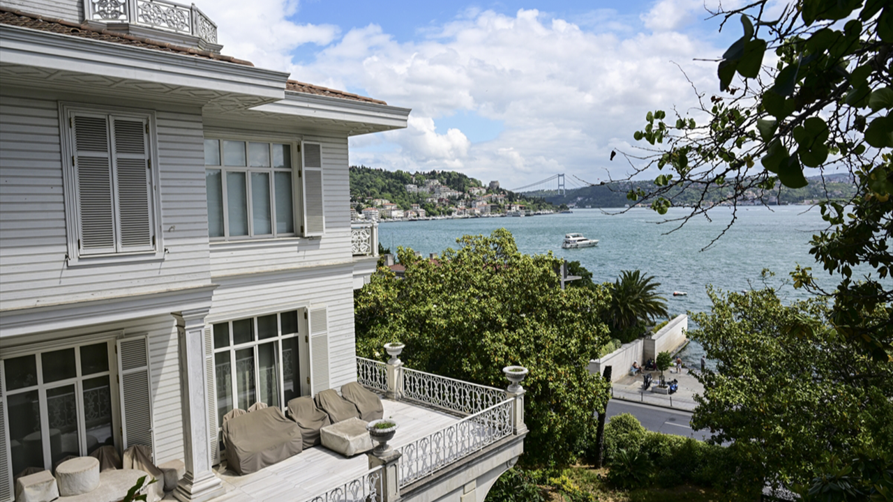 FETÖ firarisi Akın İpek'in Beyaz Köşk'ü dördüncü ihalede 1 milyar 116 milyon liraya satıldı. FETÖ firarisi Akın İpek'in Beyaz Köşk'ü dördüncü ihalede 1 milyar 116 milyon liraya satıldı.