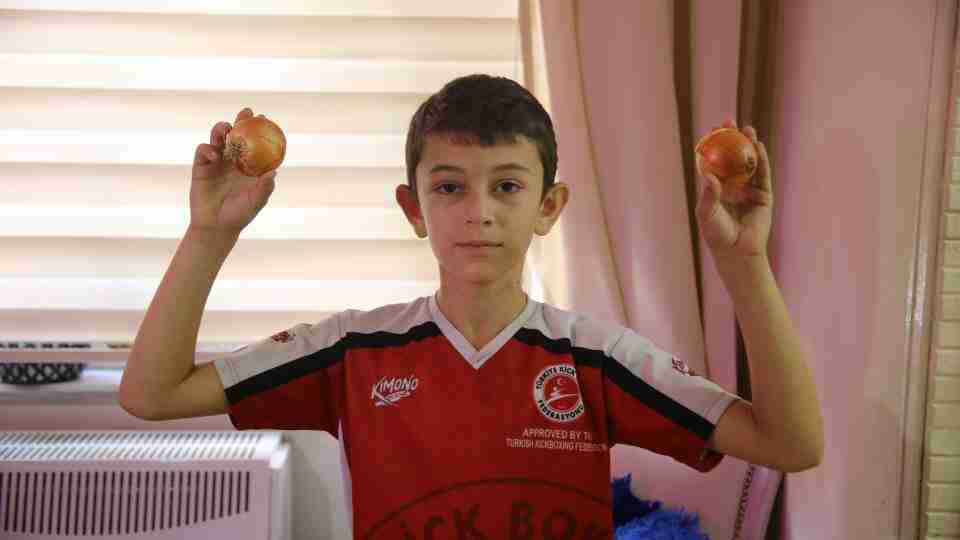 Eymen'in Soğan ve sarımsak aşkı gündem oldu: her gün 10 diş sarımsak, bir kilo soğan yiyor Eymen'in Soğan ve sarımsak aşkı gündem oldu: her gün 10 diş sarımsak, bir kilo soğan yiyor