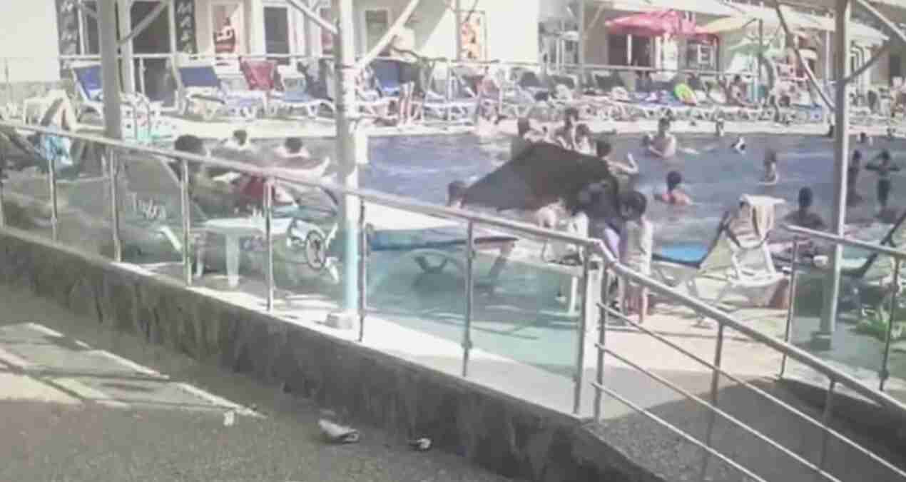 Havuz kenarında güneşlenirken 'baca kapağı' düştü... Durumu ağır Havuz kenarında güneşlenirken 'baca kapağı' düştü... Durumu ağır