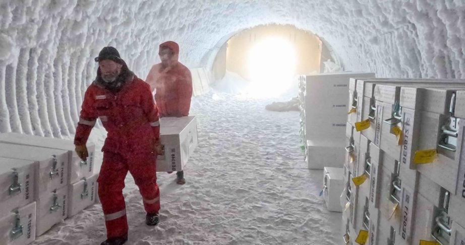 Bilim insanları 1,5 milyon yıllık buzun sırlarını çözmek için çalışmalar yapıyor. Bilim insanları 1,5 milyon yıllık buzun sırlarını çözmek için çalışmalar yapıyor.