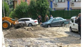 Bahçelievler'de yağışın ardından kum yol yayıldı: 2 otomobil mahsur kaldı